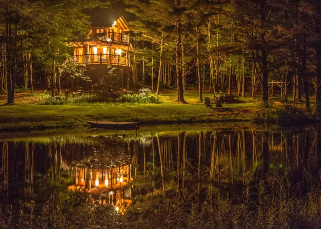 Moose Meadow Lodge & Treehouse hosts one of the most awesome treehouse rentals in Vermont. This is the night view. 