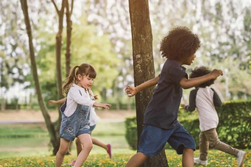 A group of kids running together outdoors
