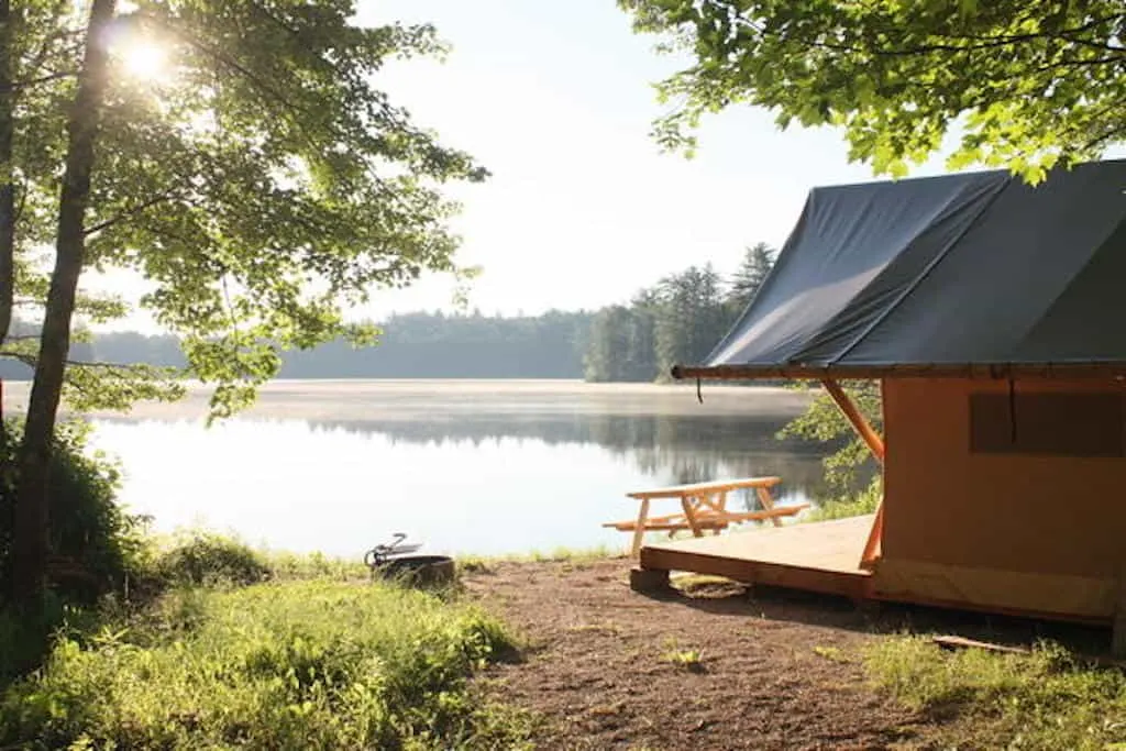 A small tent cabin on the shores of a lake in New Hampshire. Photo source: Huttopia