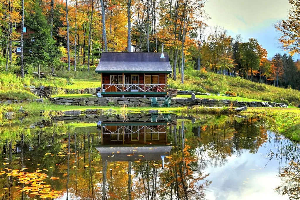 A small rustic cabin on a pond in Londonderry, Vermont. Photo source: VRBO.