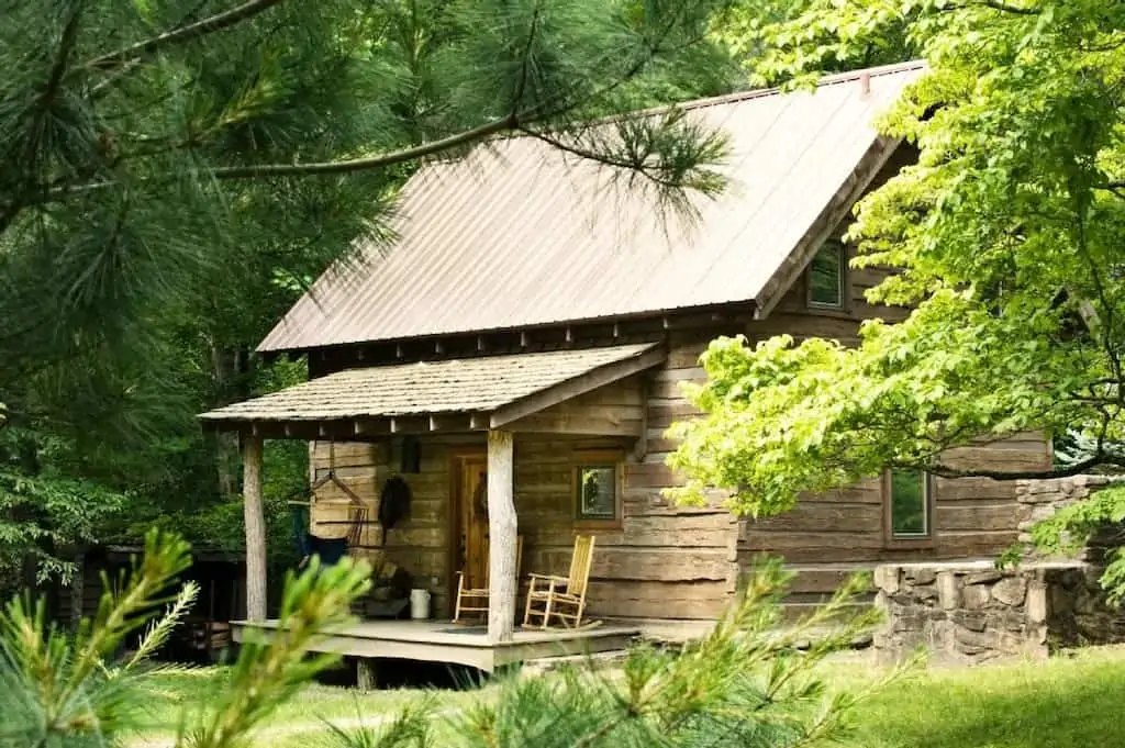 A log cabin you can rent for a North Carolina glamping trip on the Blue Ridge Parkway. Photo credit: VRBO