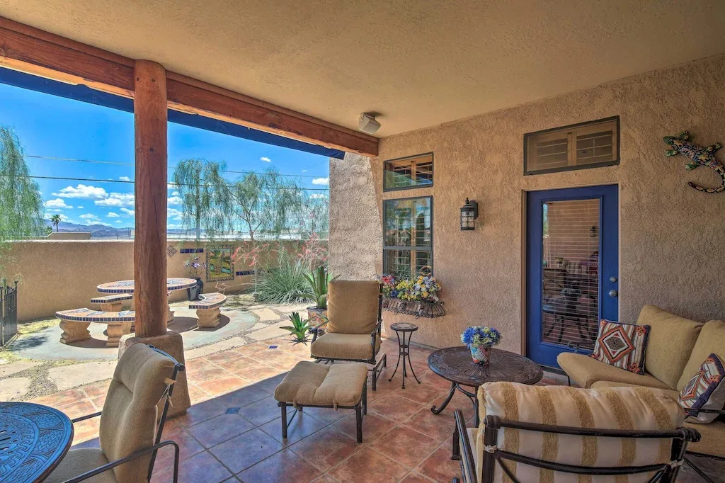 A cute little backyard seating area of a vacation home in Lake Havasu City, Arizona. Photo credit: VRBO