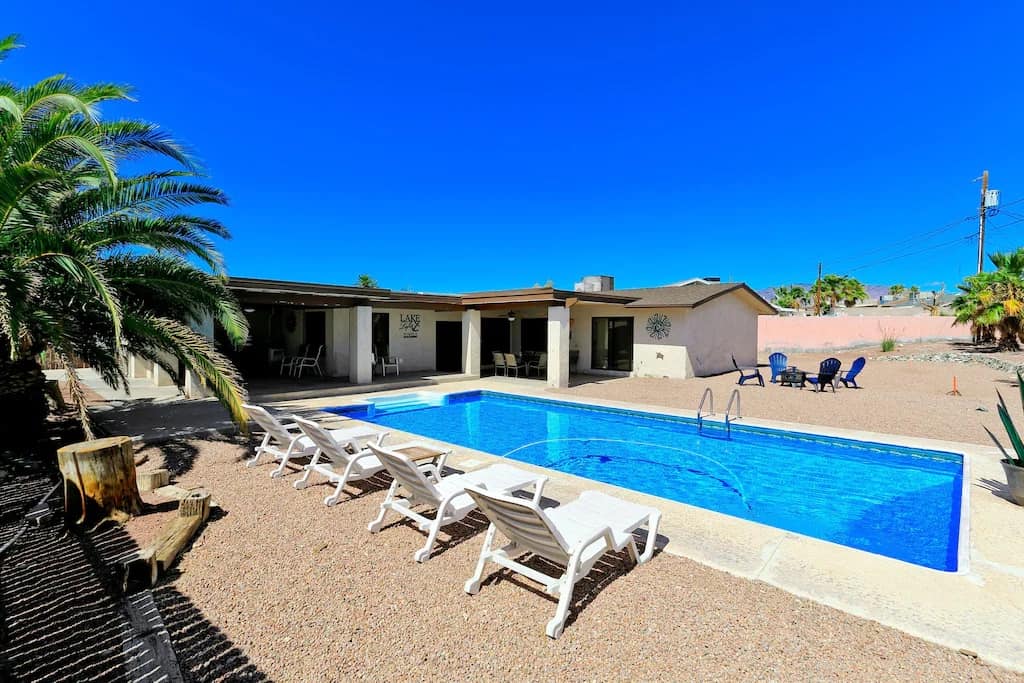 A large backyard pool that is part of a Lake Havasu vacation rental in Arizona. Photo credit: VRBO 