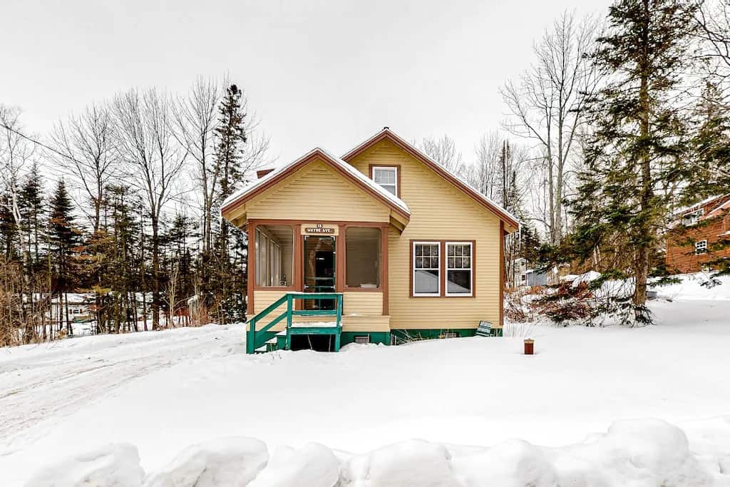 A small cabin for rent in Maine on a snowy day.