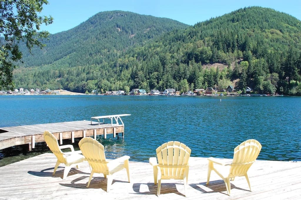 A waterfront cabin on Lake Sutherland near Olympic National Park. Photo: VRBO