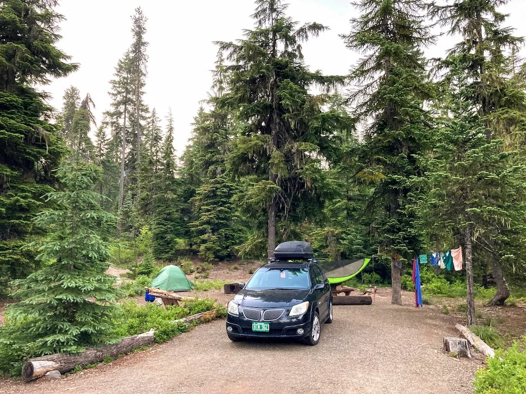 a black car parked in front of a campsite in Washington.