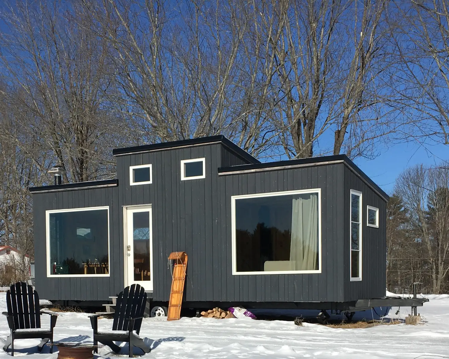 Tiny house for winter glamping in New England on Airbnb.