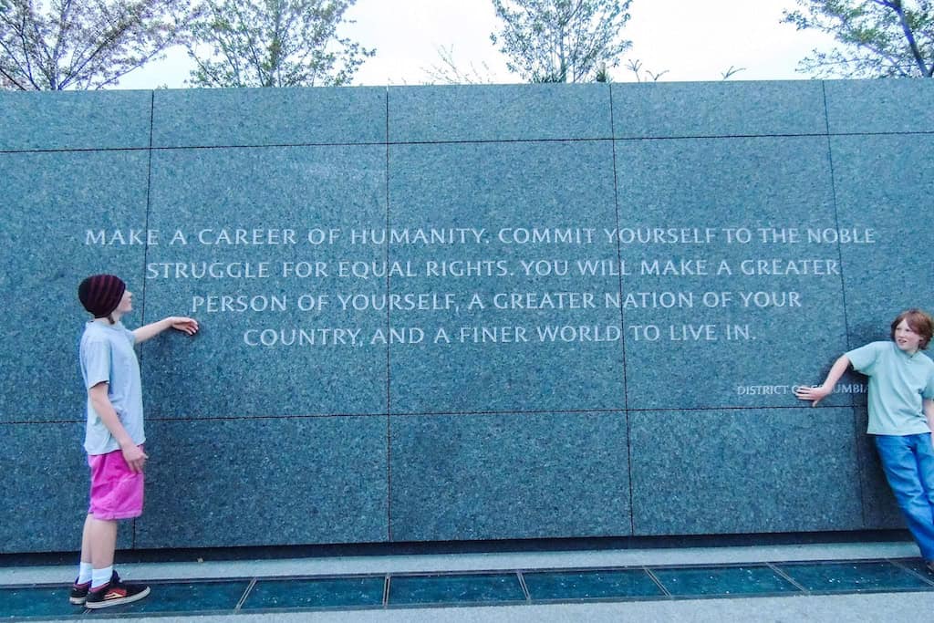 Rowan and Gabe posing near a monument in Washigton, D.C.