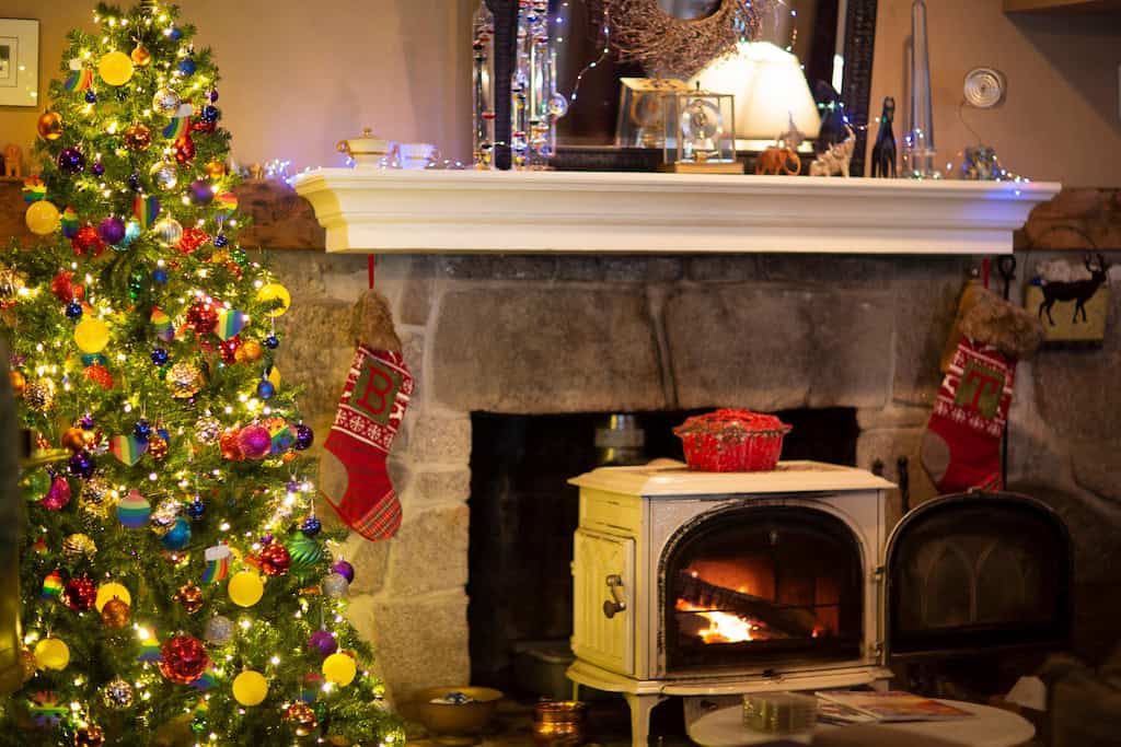 A Sweet Holiday Tradition: The Inn to Inn Cookie Tour Returns to New Hampshire’s White Mountains 2 Inside the Inn at Crystal Lake in Eaton, New Hampshire.